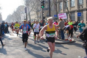 Adrian Brewin participe au marathon de Paris